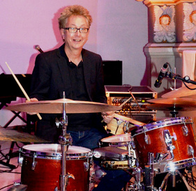 Schlagzeuger und Bandleader Uwe Kellerhoff freut sich über den großen Zuspruch in der Alten Kirche Wattenscheid.