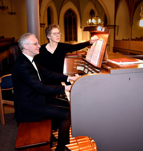 Kreiskantor Andreas Fröhling und Ehefrau Susanne Reimann sind begeistert vom neuen ökumenischen Ausbildungsprojekt für C-MusikerInnen. FOTO: CORNELIA FISCHER