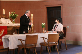 Gernot Tornes als Kirchendiener Jakob und Birte Meier-Brodkorb als Fräulein Christina beim „Dinner für one“. PHOTOS: CORNELIA FISCHER