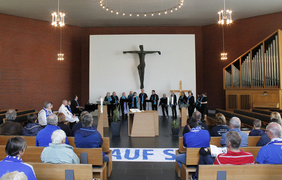 Viele Schalker und einige wenige Stuttgarter feierten ökumenisch in der Matthäuskirche, bevor es zum Bundesliga-Saisonfinale in die Veltins-Arena ging.