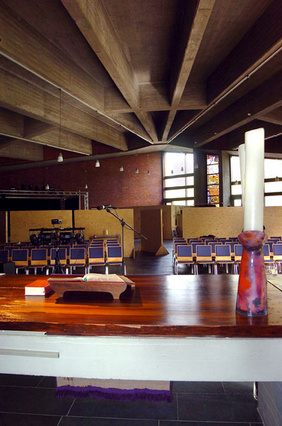 Mit mobilen Wänden lässt sich in der Kirche (erbaut 1961) erstaunlich viel arrangieren.