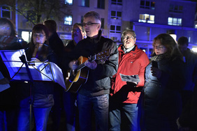 Auch gemeinsames Singen von Lutherliedern stand in Wattenscheid in dieser Nacht auf dem vielfältigen Programm. PHOTOS:CORNELIA FISCHER