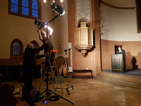 Videoaufnahmen für eine Andacht mit Pfarrer Christian Meier: „Es ist gut, Leute an der Seite zu haben, die Erfahrung damit haben.“ FOTO: PRIVAT