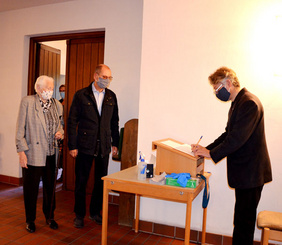 Alle halten sich an die neuen Regeln, ausgestattet mit Mundschutz betreten die Gläubigen nach zehn langen Wochen ihre Kirche wieder zum Gottesdienst. Als erstes wird hier jede und jeder registriert. FOTOS: FRAUKE HAARDT-RADZIK