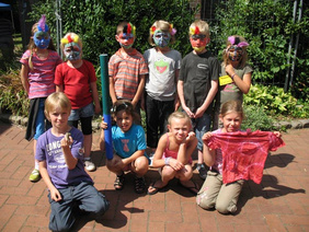 Präsentierten stolz ihre kreativen Kunstwerke: Gipsmasken, “Regenmacher”, Freundschaftsbänder, gebatikte T-Shirts und Specksteine: (von links oben) Lea Knap, Marike Lobert, David Degener, Caroline Garmann, Jari Künter, Katharina Gesch, (von links u
