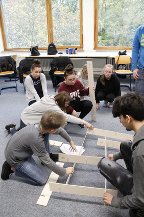 Teamgeist und kreative Problemlösung waren beim Heimwerker-Workshop „Stack Man“ gefragt. FOTO: MAXIMILIAN WIESCHER 