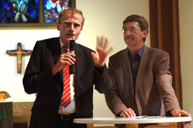 Klaus Breyer (links) stellte sich den kritischen Fragen von Dieter Heisig und den Teilnehmern des Politischen Nachgebetes. FOTO: CORNELIA FISCHER