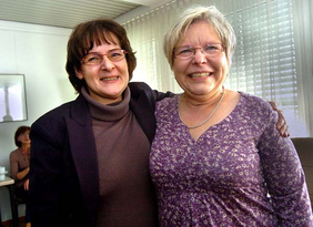 Einen Monat gemeinsam für Gahlen: Iris Nimke (links) übernimmt die Arbeit von Erika Suchowierz. FOTO: CORNELIA FISCHER