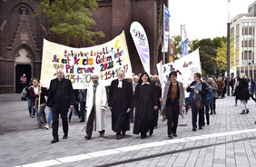Sie führten den Pilgerweg gemeinsam an: (von links) Stadtdechant Markus Pottbäcker, Imam Fatih Selim Sevgili, Prädikant Werner Göbelsmann, Pfarrerin Kirsten Sowa und Judith Neuwald-Tasbach, die Vorsitzende der Jüdischen Gemeinde. PHOTOS: CORNELIA FIS