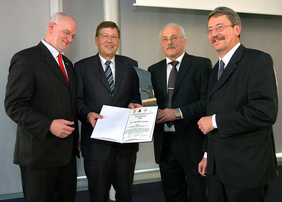 Klaus Wehrhöfer, Werner Skiba und Pfarrer Dieter Heisig (von links) überreichten die Urkunde über den undotierten Joseph-Preis zusammen mit einer Bronze-Statue als individuelles Geschenk an Dr. Manfred Scholle (2. von links). FOTO: CORNELIA FISCHER