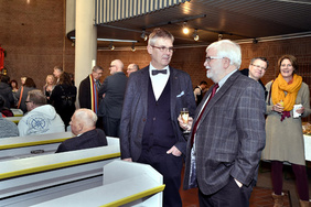 Rund um das Kirchenschiff gab es in der runden Friedenskirche viel Raum für Begegnungen. Vorne Ulrich Reif (Architekt beim Kirchenkreis, links) und Klaus-Dieter Salinga (Verwaltungsleiter i.R.).