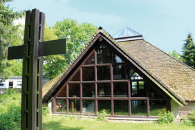 Die originelle Kapelle schmiegt sich in das Landschaftsbild. FOTOS: Matthias Heß