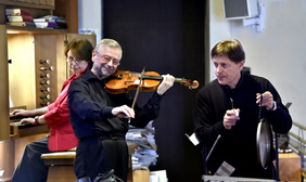 Nach dem „Scheinwerfer-Gottesdienst“ gaben (von links) Tamara Buslova, Benjamin Nachbar und Günther Wiesemann die Konzert-Matinee „Ein feste Burg“. PHOTO: CORNELIA FISCHER