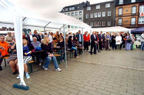 Trotz des unbeständigen Wetters hatten sich gut 100 Menschen aus allen drei Religionen auf dem Marktplatz eingefunden. FOTOS: CORNELIA FISCHER