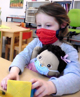 Auch Josephins Puppenkind hat eine Maske bekommen. FOTO: DAGMAR ZÄUNER