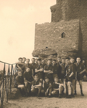 Lang ist es her... Reinhard Kuhnke (rechts) bei einer im Jahre 1961 von ihm geleiteten Großfahrt in die Pfalz vor der Burg Annweiler. FOTO: WILLI EVERDING