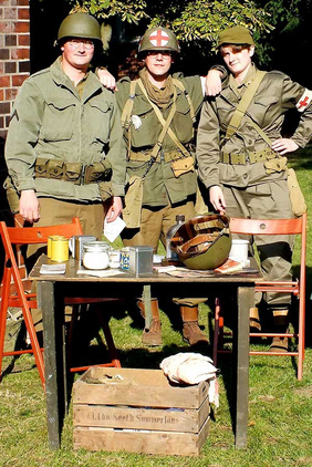 Drei historische Darsteller zeigen, wie US-Soldaten in Gelsenkirchen ankamen. FOTO: KAI HOFFMANN