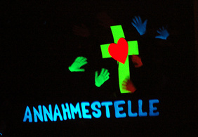 Schwarzlichttheater: Vorsichtig tasteten sich die Hände heran, bis sie sich gegenseitig annahmen und sich die Hände schüttelten. FOTO: CORNELIA FISCHER