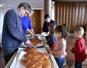 Zum Abschluss verteilten Pfarrer Ralf Neuhaus (links) und sein Team an alle hungrigen Teilnehmer diese großen Fische. PHOTOS: CORNELIA FISCHER
