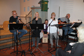 Für die Musik im „Gottesdienst Spezial“ sorgten (v. l.) Herbert Müller, Claudia Pabst, Ben Schlechtendal, Gabriele Bsdurrek und André Bsdurrek. Zusätzlich gehörte die Pianistin Eva Teubert zur Band. FOTOS: MAXIMILIAN WIESCHER