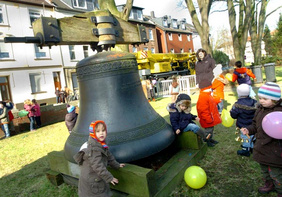 „Tschüss Auguste!“ – Mit Luftballons schickten die Leither Kinder die Glocke auf die Reise.