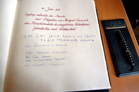 Die Delegation trug sich in das Gästebuch von Schloss Horst ein.