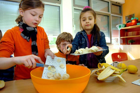 Obstsalat im OGS Traumland: Die Bananen sind noch am einfachsten zu Verarbeiten – sowohl beim Schälen als auch beim Schneiden…