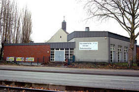 Von der Kurt-Schumacher-Straße aus gesehen informiert ein großes Plakat über die Zukunft des alten Gemeindezentrums. Der Haupteingang im Verbindungsflur zur Gnadenkirche ist von der Freiligrathstraße aus barrierefrei zu erreichen. PHOTO: CORNELIA FISC