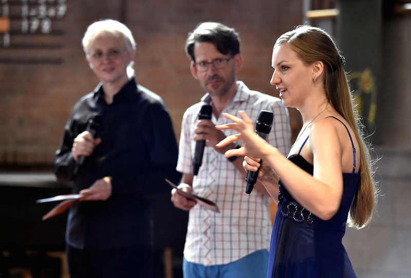 Die Mitorganisatorinnen des Orgelfestival Ruhr, Kreiskantor Andreas Fröhling und Kantor Jens-Martin Ludwig, geben mit Organistin Anastasia Kovbyk eine Einführung in das Programm. FOTOS: CORNELIA FISCHER