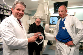 PD Dr. Elmar W. Busch (links) und Dr. Ulf Laufer (Chefarzt der Klinik für diagnostische und interventionelle Radiologie und Strahlentherapie) haben das neue Verfahren bei dem Gelsenkirchener Maler und Grafiker Rolf John erfolgreich angewendet. Bereits am
