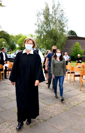 Maskenpflicht auch beim feierlichen Einzug mit Pfarrerin Becker-Fidrich in die Gemeinde im Freien.