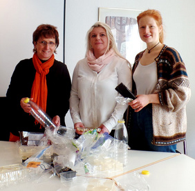 Heidi Wiesner (Evangelische Erwachsenenbildung); Anna Konrad (Leiterin des aGEnda 21-Büros) und Kursleiterin Ina Clever (von links) freuen sich auf Teilnehmer*innen, die sieben Wochen lang den eigenen Plastikverbrauch überprüfen und reduzieren wollen. FOTO: FRAUKE HAARDT-RADZIK