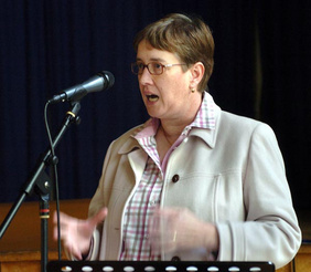 Dr. Johanna Will-Armstrong, theologische Dezernentin für den Gestaltungsraum der drei Kirchenkreise, gab Auskunft zu Fragen der Jugendarbeit und des theologischen Nachwuchses. FOTOS: CORNELIA FISCHER
