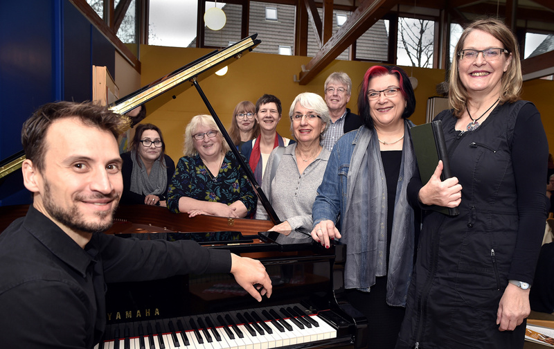 Aleksandar Filić (links) begleitete das Lesekonzert am Piano. An der Lesung im Evangelischen Gemeindehaus Flöz Sonnenschein haben mitgewirkt: (v.l.) Dagmar Eckhart, Susanne von Suntum, Susanne Fischer, Antje Röckemann, Renate Richter, Josef Oeing und Mechtild Hohage. FOTO: CORNELIA FISCHER