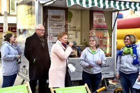 Superintendent Heiner Montanus und Bürgermeisterin Martina Rudowitz warben mit den Jugendreferentinnen Barbara Eggers und Silke Salentin für den Kirchentag in Dortmund. Gemeinsam mit dem Büdchen-Team sangen sie das Kirchentagslied „Auf dich vertrauen“ (v.l.n.r.).