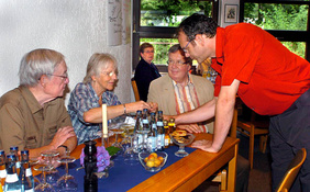 Anschaulich und lebendig erzählte Pfarrer Martin Geissner (rechts) von seiner Arbeit unter den Massai. FOTO: CORNELIA FISCHER