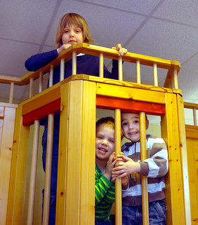 Connor (oben), Mark (links) und Tim schwärmen für ihre Ritterburg. Sowohl in der Bären- als auch in der Mäusegruppe regt die Holzkonstruktion auf zwei Etagen die Phantasie der Kinder an.