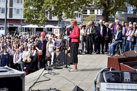 Die Freitreppe vor dem Kirchenportal bildete die Bühne für rund 2.000 Menschen auf dem Heinrich-König-Platz. Vorne Bürgermeisterin Martina Rudowitz bei ihrer Rede.