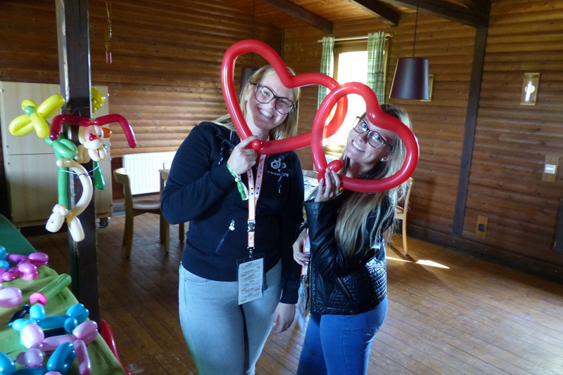 Schönes erleben beim Mitarbeitendenevent in Gahlen: In Workshops wie Ballonmodellage lernten Ehrenamtlichen der Evangelischen Jugend Neues kennen. FOTO: PRIVAT