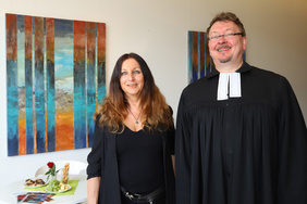 1. Ausstellung „Sichten – Ausblick oder Durchblick“: Künstlerin Gabriele Tolksdorf und Pfarrer Frank Dressler vor den Arbeiten. FOTO: FRITZ-WICHO HERRMANN-KÜMPER