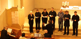 Das Vokalensemble Lorica Vitae mit Andreas Fröhling (Klavier) und Christina Wienroth (Leitung) sang im Trinitatis-Gottesdienst zwei Stücke des englischen Komponisten John Rutter.