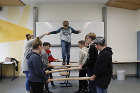 Vertrauen üben: Auch ein Workshop des Konfi-Tages. FOTO: MAXIMILIAN WIESCHER