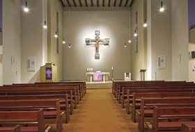 Blick vom Eingangsbereich durch den Mittelgang bis in den Altarraum.