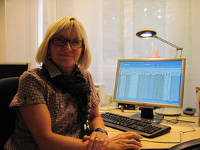 Doris Weiß bringt am Computer nur eine von vielen, aber die wichtigste Liste der Kindergartengemeinschaft auf den neuesten Stand: Jedes „ihrer“ 82 Kinder (davon zwölf unter drei Jahren) ist in derzeit 32 Spalten erfasst. FOTO: KATHARINA BLÄTGEN