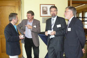 Durch den Studientag führten (v.r.) Superintendent Peter Scheffler (Bochum), Superintendent Reiner Rimkus (Herne) und Synodalassessor Dieter Heisig (Gelsenkirchen und Wattenscheid), hier im Gespräch mit Jürgen Sauerland (Christus-Kirchengemeinde Buer).