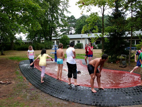 Großzügige Spenden machten es möglich: Der Wasserspielplatz ist eine neue Attraktion der Freizeitstätte Gahlen. FOTO: IRIS NIMKE