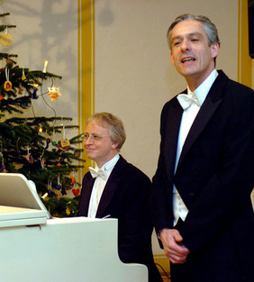 Zusammen mit Kreiskantor KMD Andreas Fröhling am Flügel brachte Wolfram Boelzle kabarettistische Elemente in den Empfang ein. Chansons von Georg Kreisler und ein Ausschnitt aus der ‚Ursonate‘ von Kurt Schwitters ernteten begeisterten Beifall.