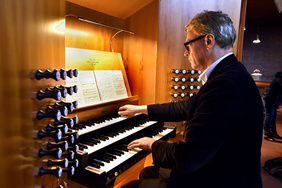 Organist Michael Porr, der das Märchen schrieb und die ­Musik dazu komponierte, spielte im Konzert selbst die Orgel.