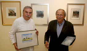 Sie stellen gemeinsam mit Erwin Sinn ihre Werke aus: Helmut Winterhalter (links) und Klaus Stegmann. FOTO: DIAKONIEWERK