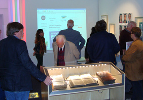 Christin Keßen (vorne links), führte die Gäste ehrenamtlich durch die Ausstellung "Reformation und Ruhrgebiet"